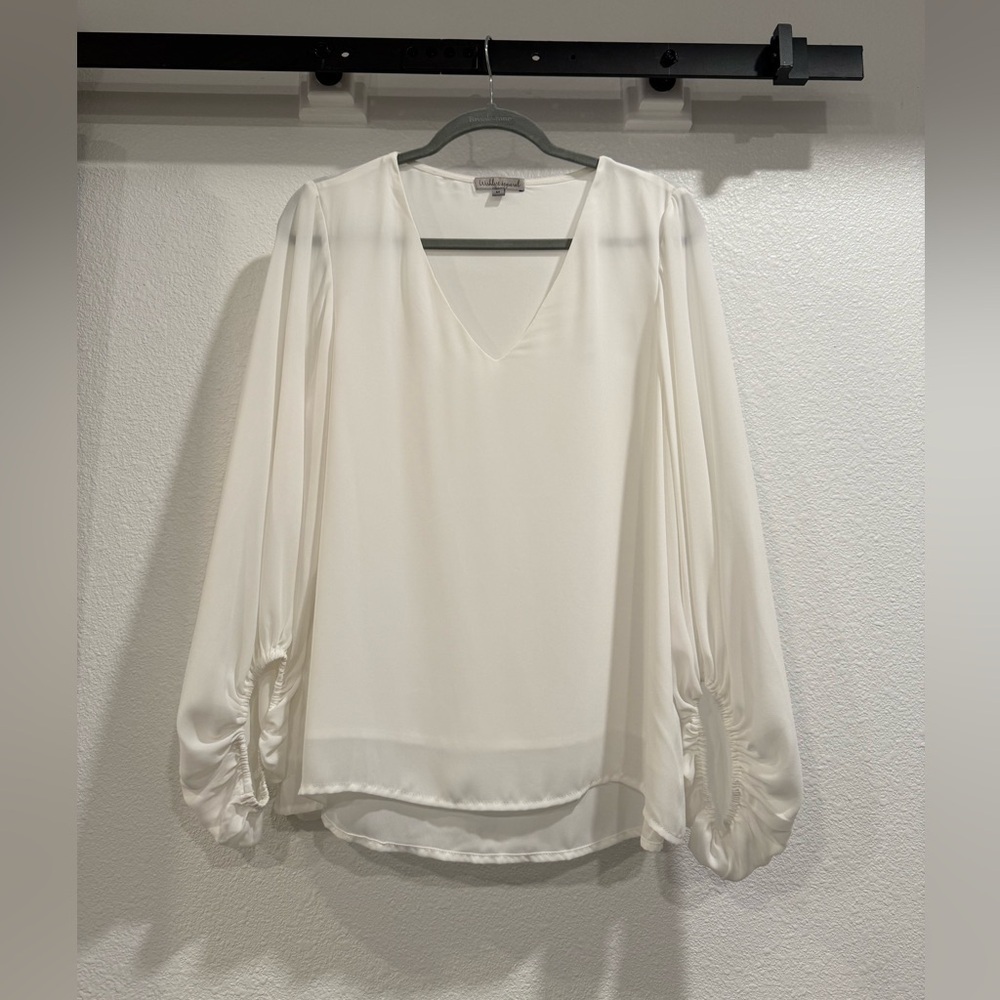 Wishlist Apparel flowy white blouse, nice v-neck, loose fit, blouson sle…